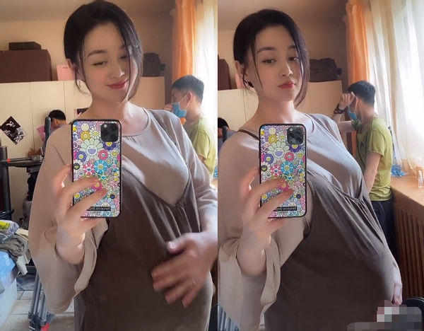 38岁关婷娜晒孕肚照，腹部隆起肚大如箩，曾与赵本山饰演夫妻
