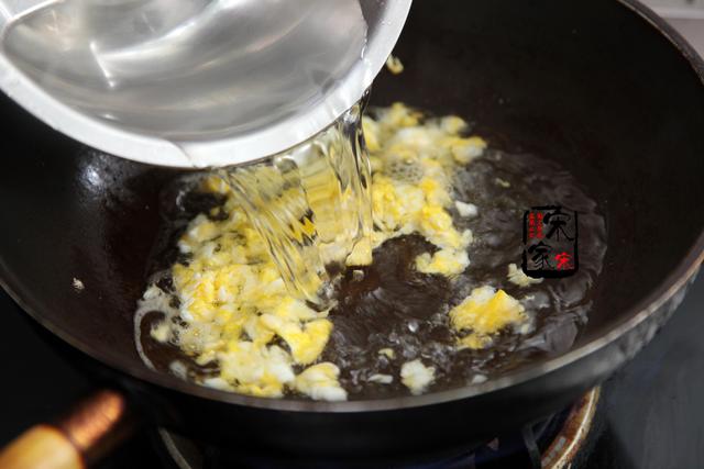 菠菜小鱼汤怎么做好吃，菠菜汤咋做好吃（3、5分钟就上桌）