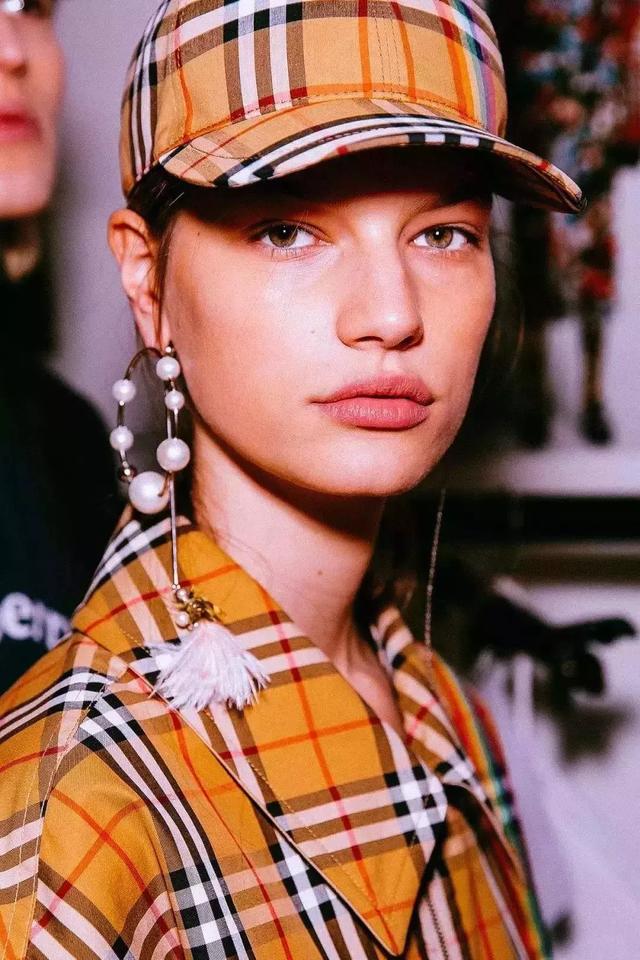 千鸟格什么意思,千鸟格含义是什么(今秋一定要穿格纹) 千鸟格什么意思,千鸟格含义是什么(今秋一定要穿格纹)