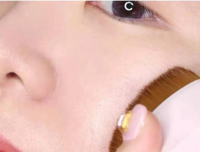 蜜粉刷和散粉刷的区别，蜜粉刷和散粉刷的区别是什么（都说“粉底刷”碾压“美妆蛋”）