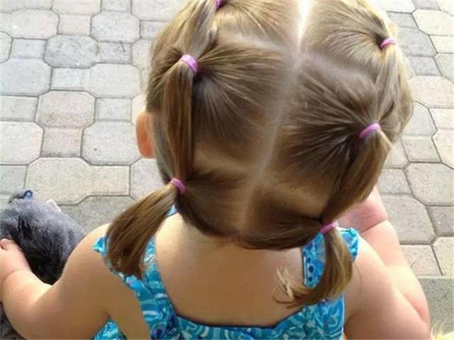 儿童辫子怎么扎，小女孩辫子扎法（给娃梳头时可别这么扎辫子）