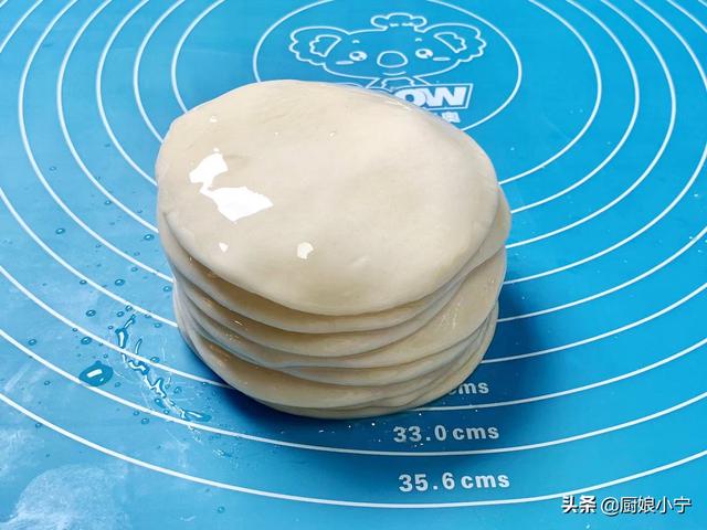 烙薄饼怎么和面烙出来软的，怎么和面烙出的饼柔软（春饼轻薄柔软不发粘）