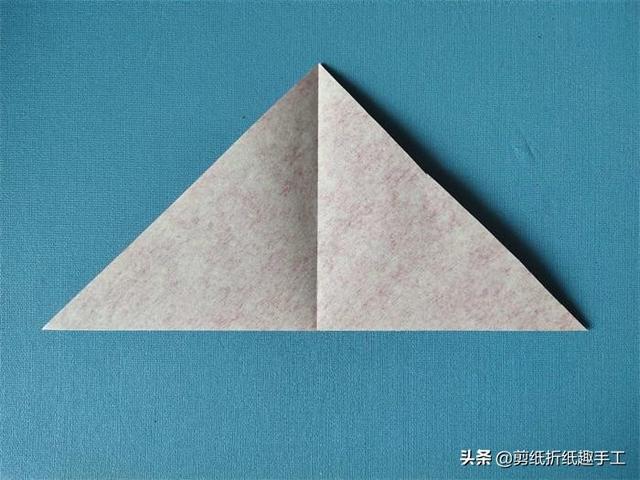 简易剪纸花-先折纸！，花用折纸怎么剪（分享漂亮的手帕剪纸）