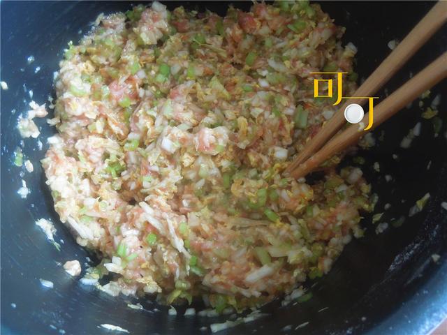 白菜芹菜猪肉饺子怎么做才好吃，我家的白菜芹菜猪肉饺子特别香