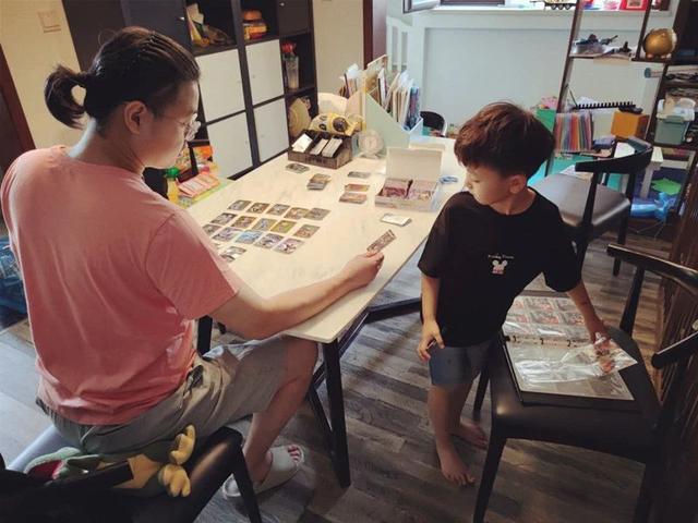 一元奥特曼卡包必出蓝gp技巧，一元包怎么抽蓝GP（老子跟儿子一起组团氪金可还行）