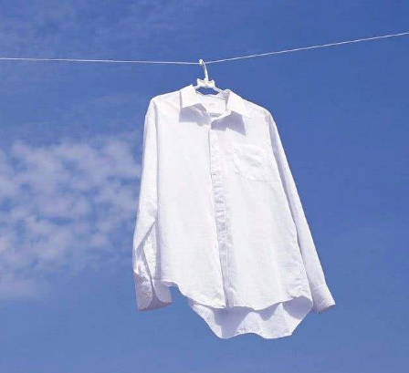 白衣服上的油渍怎么洗掉小妙招，白色衣服上的油渍怎样去掉（白衬衫不小心沾上油渍真头疼）