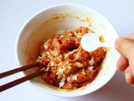 馄饨皮制作方法，馄饨皮制作方法需要酵母么（薄如蝉翼爽滑柔韧）