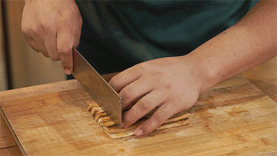 青椒炒豆腐的做法，豆腐做法简单又好吃（家常素食：青椒炒豆腐）