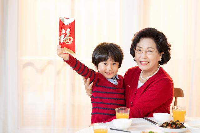 压岁钱是什么意思，梦见给孩子压岁钱是什么意思（对孩子进行金钱教育更有意义）