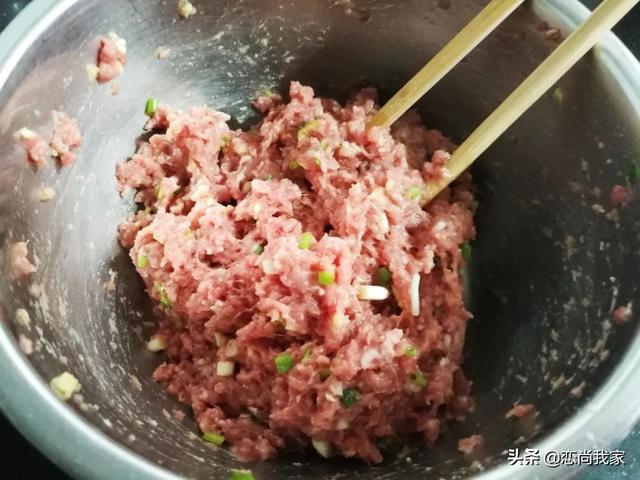牛肉抄手馅加什么配菜比较好，牛肉馅用什么配菜好（早餐吃一碗热腾腾的牛肉馄饨或泡椒牛肉丝面）
