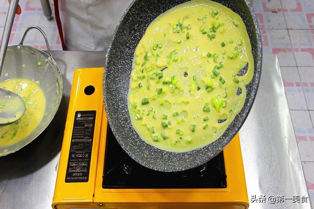 鸡蛋饼怎么煎，鸡蛋灌饼的制作（两分钟做早餐鸡蛋饼）