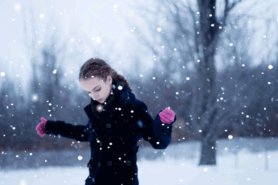 张国荣 - 雪中情歌词是什么，张国荣经典歌曲（又见雪飘过，又再想起你）