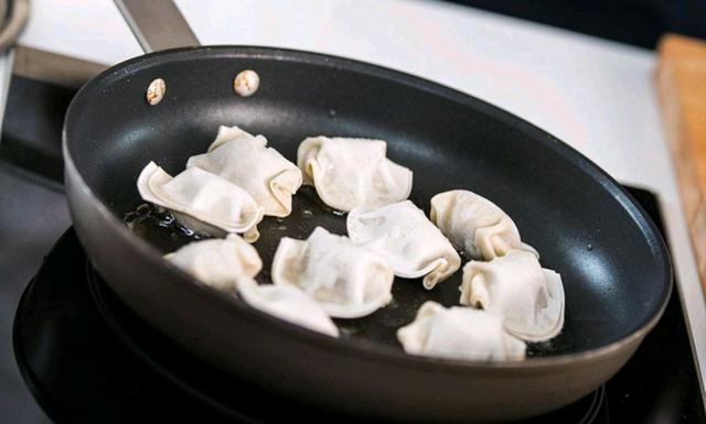 冰冻饺子怎么煎，要提前蒸熟或煮熟吗