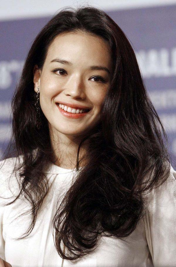 方脸剪什么发型好看，方脸有美人尖适合什么发型（想给方脸“削骨”并不难）