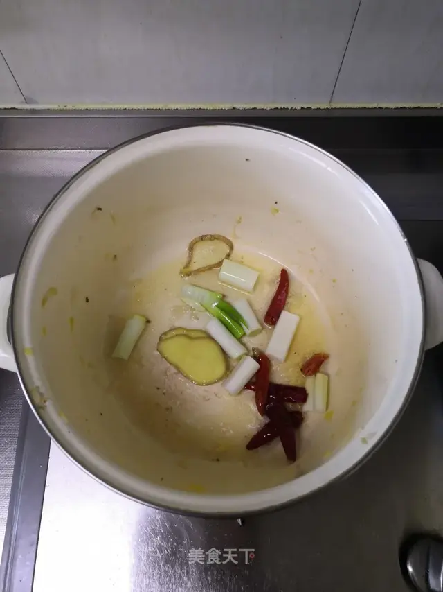 酸菜排骨炖粉条，酸菜排骨炖粉条的做法（口感酸爽很是下饭）