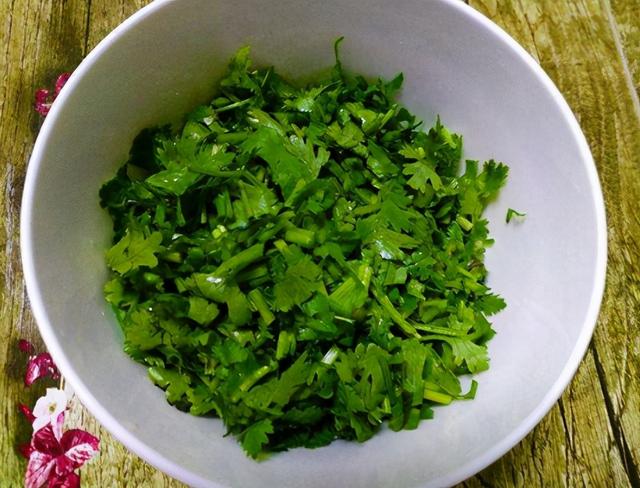 油炸胡萝卜丸子怎么做，怎样油炸萝卜丸子（1根胡萝卜1把香菜）