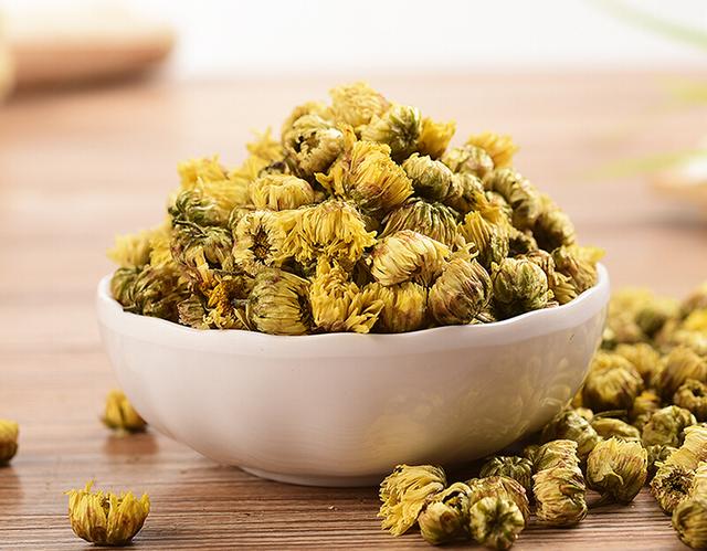 白菊花茶的功效与作用，雪菊花泡水喝的功效与作用（杭白菊的那些好处）