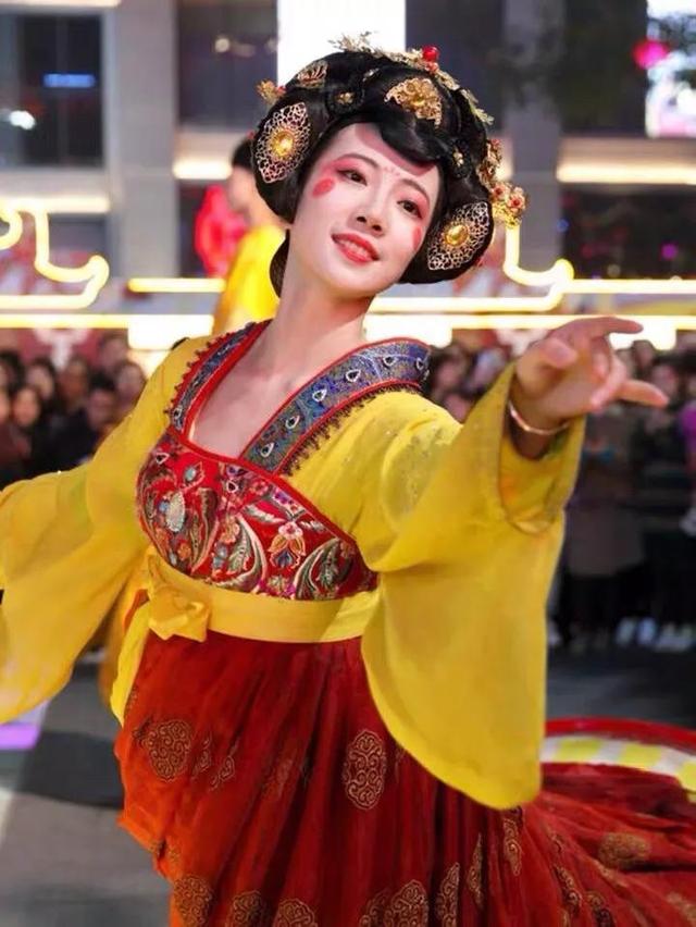 搞笑魔术天外飞仙，“天外飞仙”大唐不倒翁走红