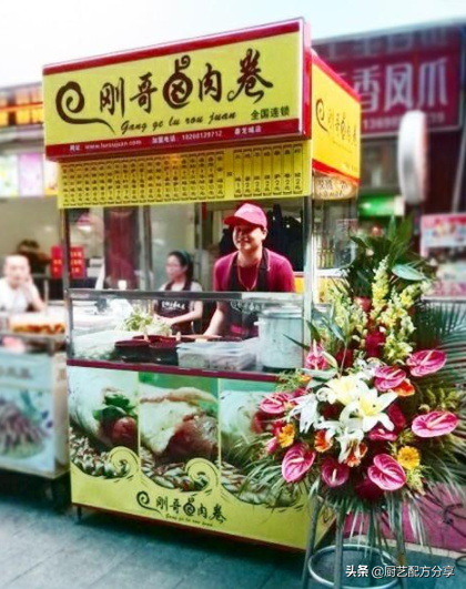 卷饼皮的做法，卷饼皮的做法大全（小伙这些年就靠这个谋生买房）