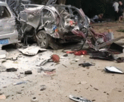 氦气气球为什么会爆炸，广州一高校门前小车突然爆炸变废铁