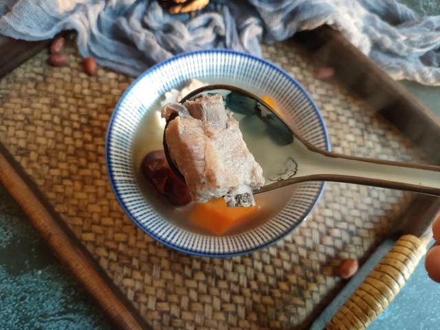 排骨汤炖多久，萝卜排骨汤炖多久（教你正确做法，汤白味鲜特鲜美）