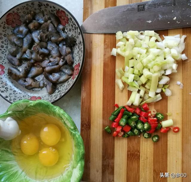 香炒海参做法步骤，炒海参简单做法（香辣葱花鸡蛋爆炒海参）