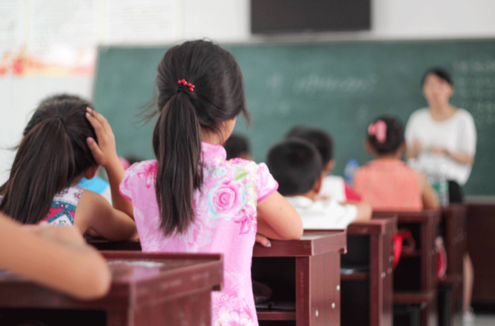 怎么匿名举报学校老师（上海一数学老师一天发20条朋友圈）