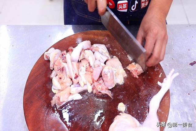 辣子鸡怎么炒才好吃，家常辣子鸡怎么炒（简单一翻一炒端上桌）
