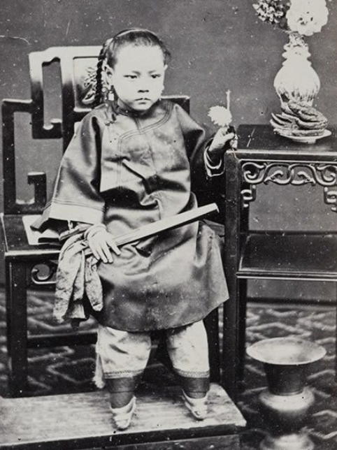 缠足陋习起源于何处，缠足记载（不但象征审美还代表着社会地位）