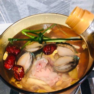 用鲍鱼怎么煲汤，怎样炖美味的鲍鱼汤（10分钟学会，点亮你的餐桌）