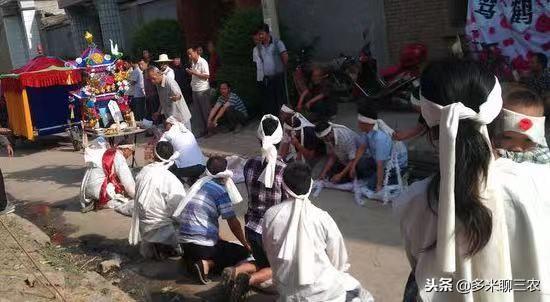 吊孝是什么意思，吊唁是什么意思（农村葬礼的规矩有人知道吗）