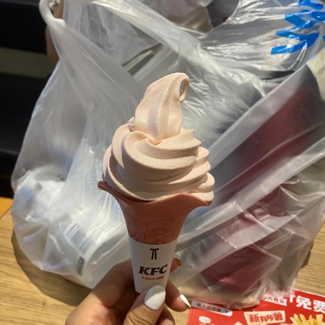 KFC脆皮甜筒怎么做，肯德基甜筒是什么做的（肯德基\u0026麦当劳谁更刚）