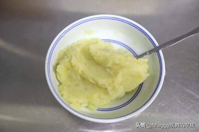 家常牛肉饼怎么做，家常牛肉饼怎么做视频（牛肉土豆别再傻傻红烧了）