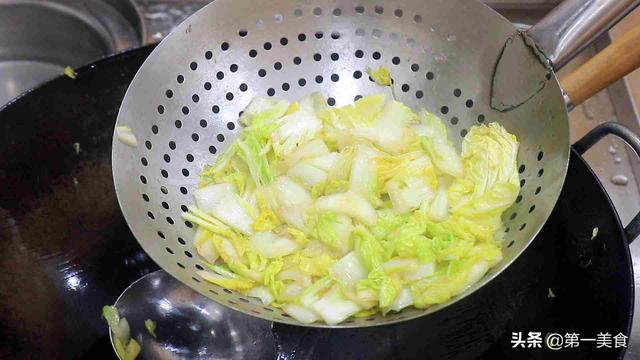 白菜炒粉条的做法最正宗的做法，大白菜炒粉条这么做