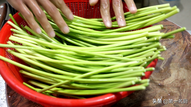 蒜苗怎么腌制才好吃，蒜苗的腌制方法（大厨教你酱汁腌蒜苔的家常做法）