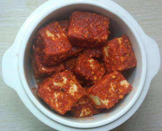 霉豆子制作和发霉步骤(只加食盐是不行的)