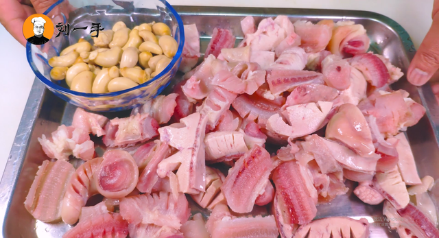 牛鞭和什么一起炖最好，牛鞭可以和什么一起炖（牛鞭牛蛋鸡肾三样一起炖）