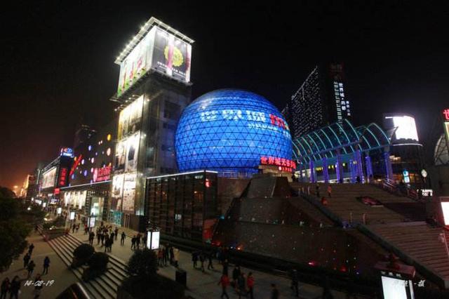 世界城光谷步行街，世界城光谷步行街现状（世界上“最长”的步行街---武汉光谷步行街）