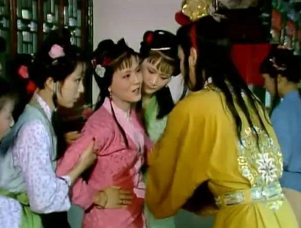 通灵宝玉的来历，红楼梦贾宝玉背后故事（通灵宝玉的来历暴露其真正身世）