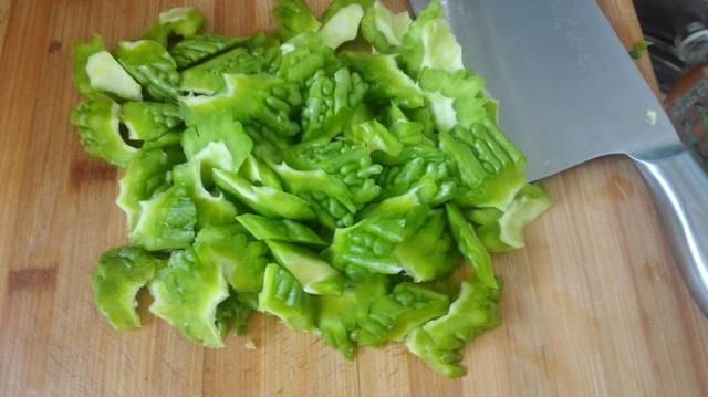 苦瓜怎么做不苦，苦瓜要怎么做才不苦而且还脆（学会了夏天隔三岔五吃）