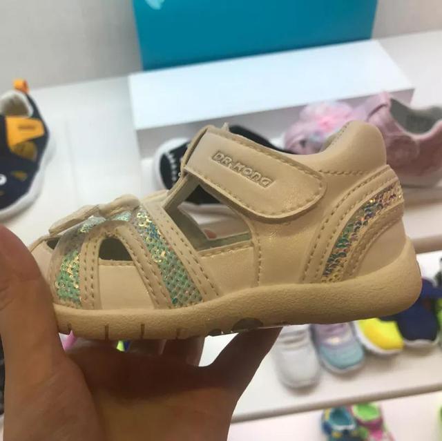 儿童凉鞋怎么选择比较好，儿童凉鞋到底要怎么选