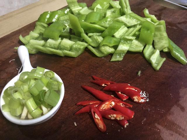 郡肝怎么炒好吃，炒一份美味的青椒郡肝！（老厨师教我正确做法）