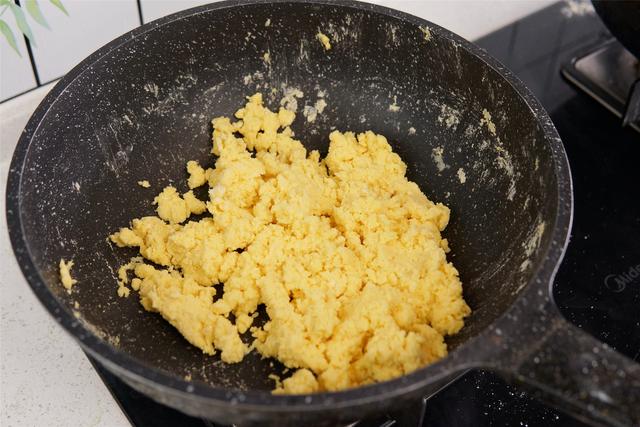 玉米碴子怎么做才好吃，怎样煮玉米碴子（松软香甜比馒头强多了）