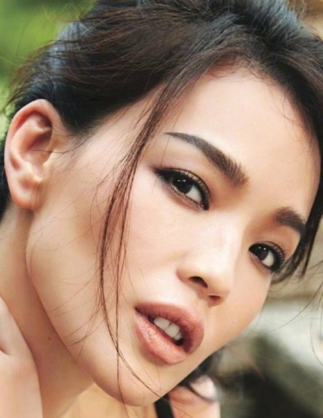 方脸剪什么发型好看，方脸有美人尖适合什么发型（想给方脸“削骨”并不难）