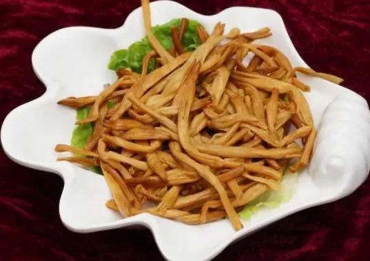 农村这种黄花菜，常见黄花菜（在农村遍地可见的一种野菜）