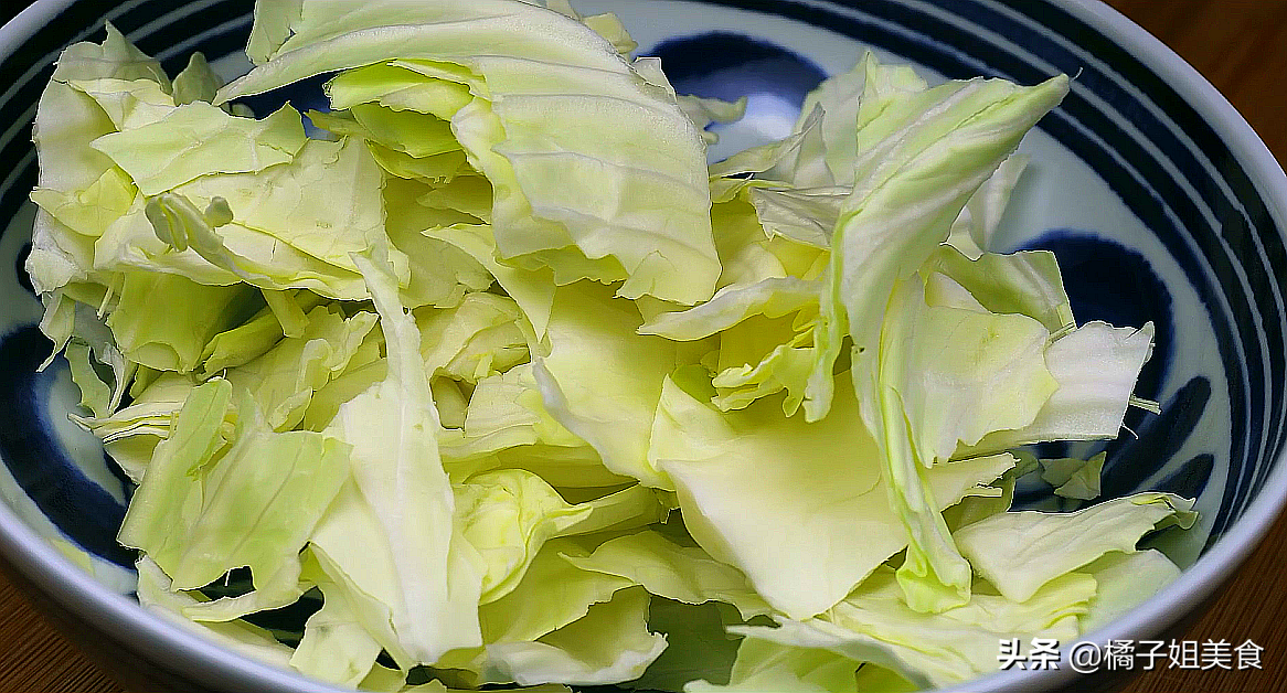 图片[2]-凉拌包菜胡萝卜鸡蛋皮 百吃不腻的下饭菜 简单易学 一看就会-起舞食谱网