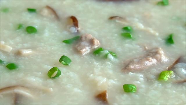 香菇瘦肉粥怎么做，如何用电饭煲做香菇瘦肉粥（煮一份家庭版香菇瘦肉粥）