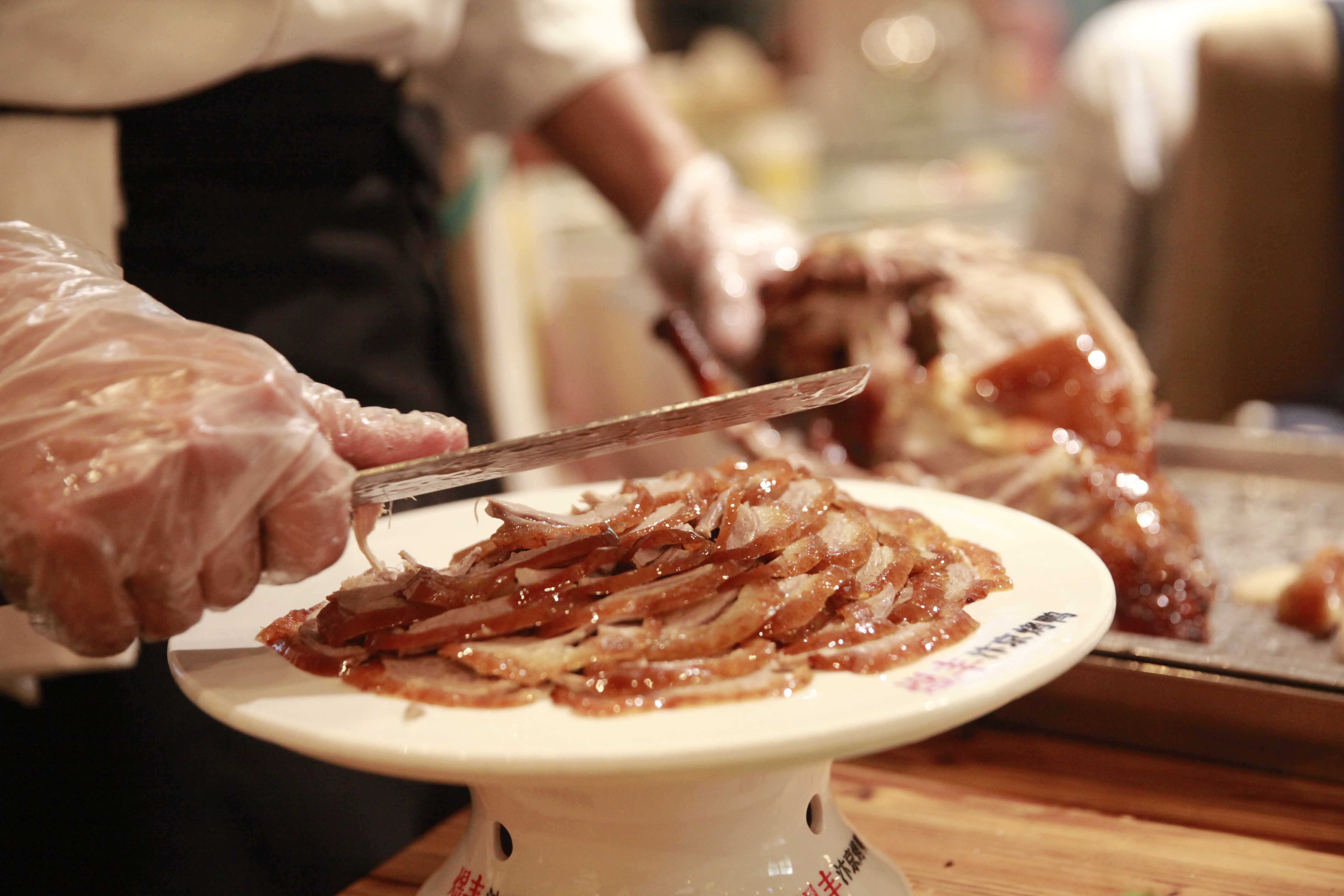 汴京烤鸭是一道菜品,又名(东京烤鸭),制作原料主要有填鸭,蜂蜜,京冬菜