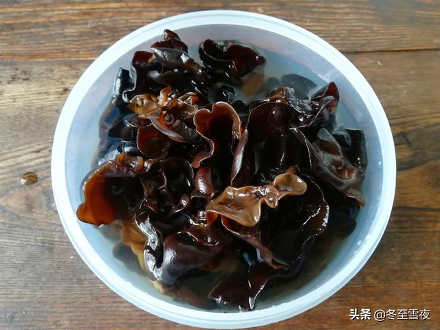 泡发木耳的正确泡法，教你泡发木耳的小技巧