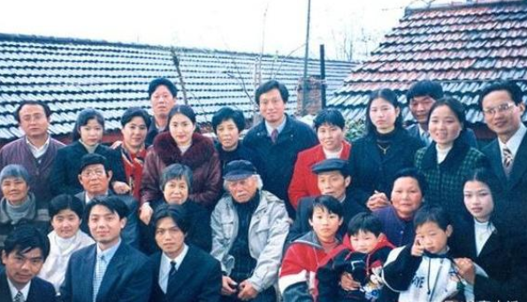 入籍美国十几年后，房祖名坚决要求改回中国国籍，改姓房